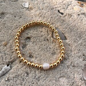 Gold Beaded Bracelet with natural pearl